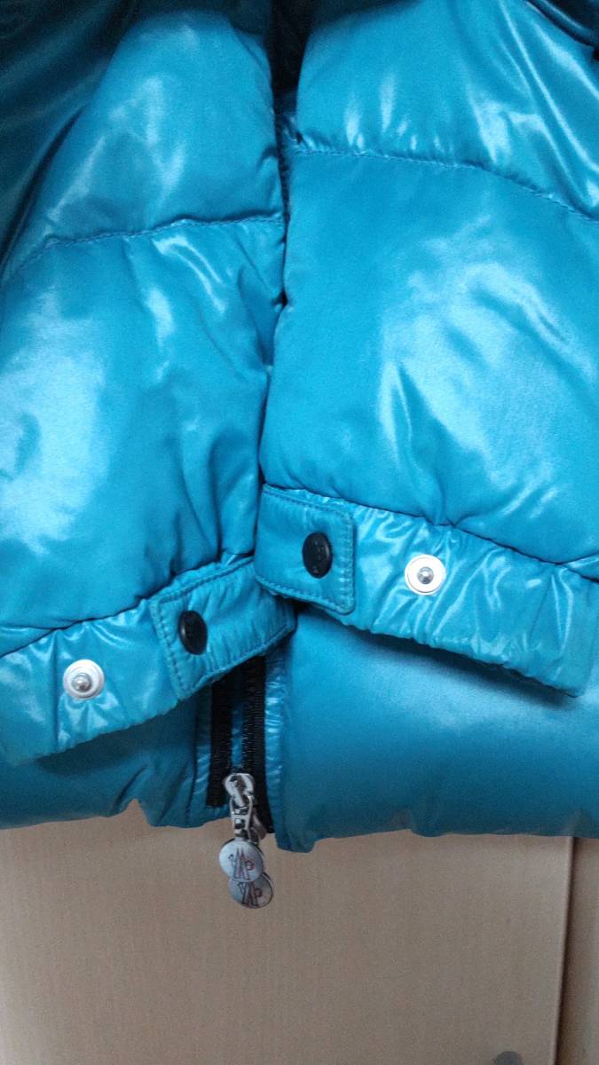モンクレール MONCLER ダウンジャケット デカワッペン/デカロゴ ショート丈 フード付き ターコイズブルー青 サイズ1 送料無料_画像5