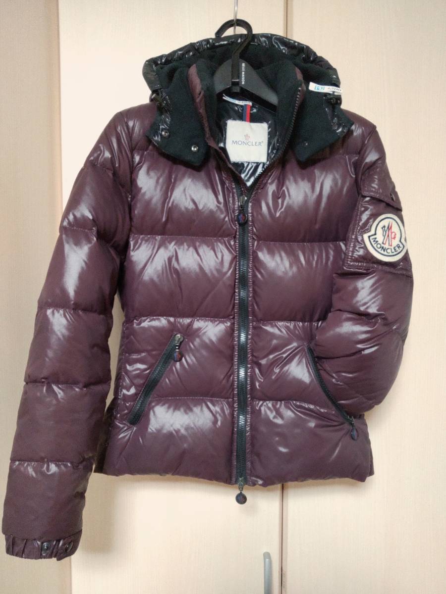 モンクレール バディア MONCLER BADIA ダウンジャケット デカワッペン/デカロゴ ショート丈 フード付き ボルドー小豆色 サイズ1 送料無料