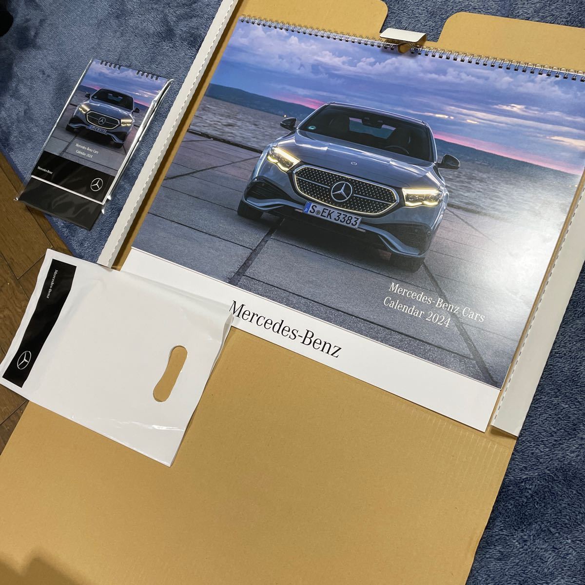 送料無料 メルセデスベンツ 2024壁掛けカレンダーと卓上カレンダー Mercedes-Benz メルセデス ベンツ 大判カレンダー _画像2