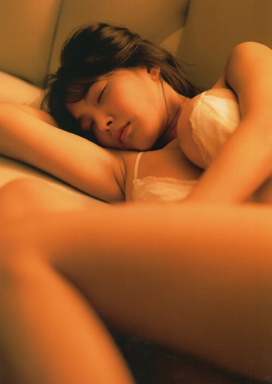 ..グラビア切り抜き8ページ 寺本莉緒 「BED」_画像3