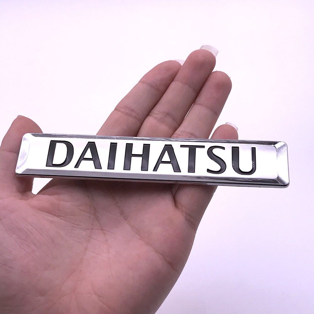 【２個セット】DAIHATSU(ダイハツ) エンブレム メッキシルバー　縦2.5cm×横13.5cm×厚3mm _画像1