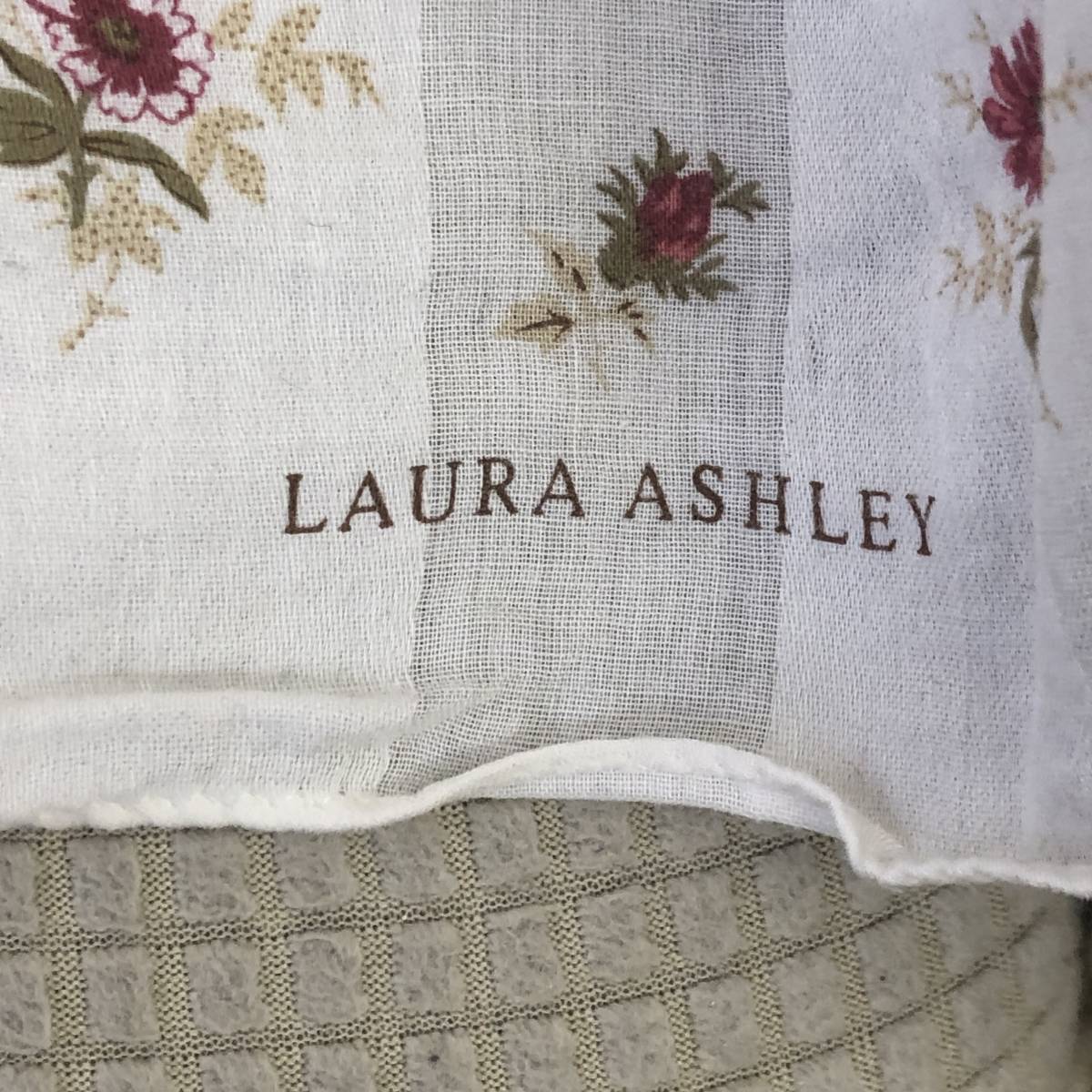 [ファッション] レディース「LAURA ASHLEY：ローラアシュレイ 大判ハンカチ 白系 花柄」 サイズ：約54cm×54cm ファッション小物_画像2