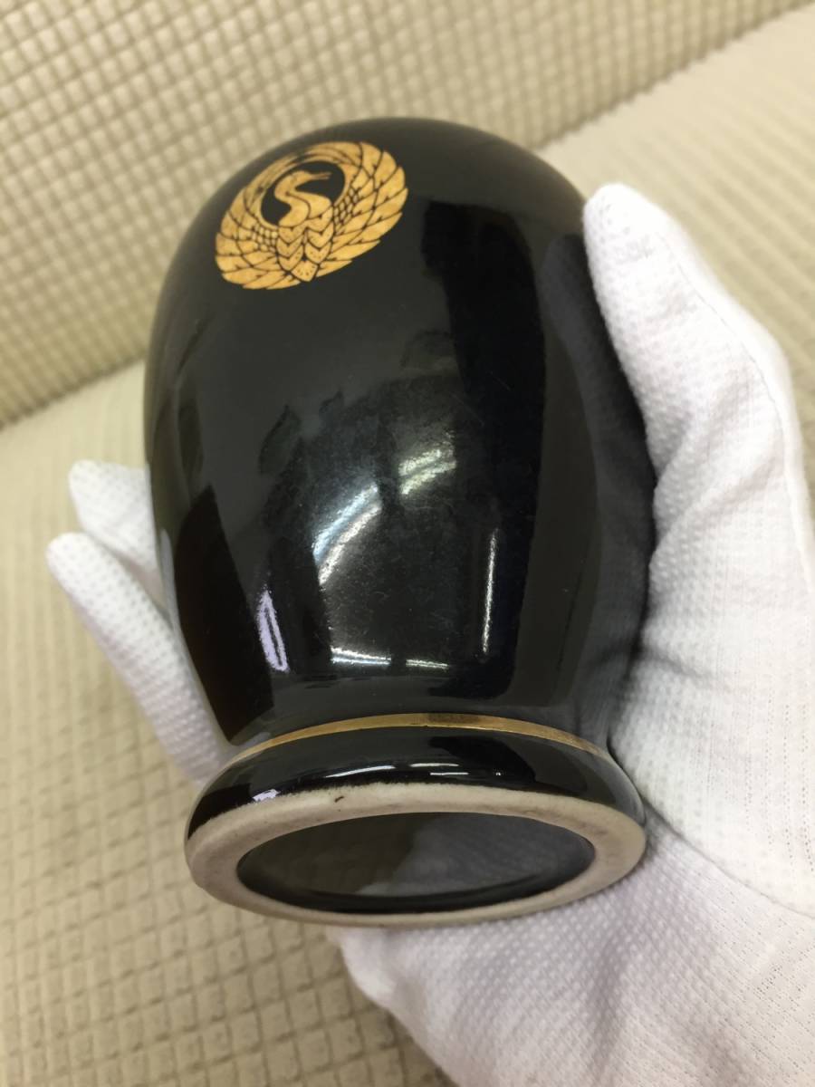 花びん 小型 鶴の家紋のようなデザイン 黒色×金色 シック 傷・剥げ・汚れ・くすみあり 厳か 花瓶 かびん 和風_画像4