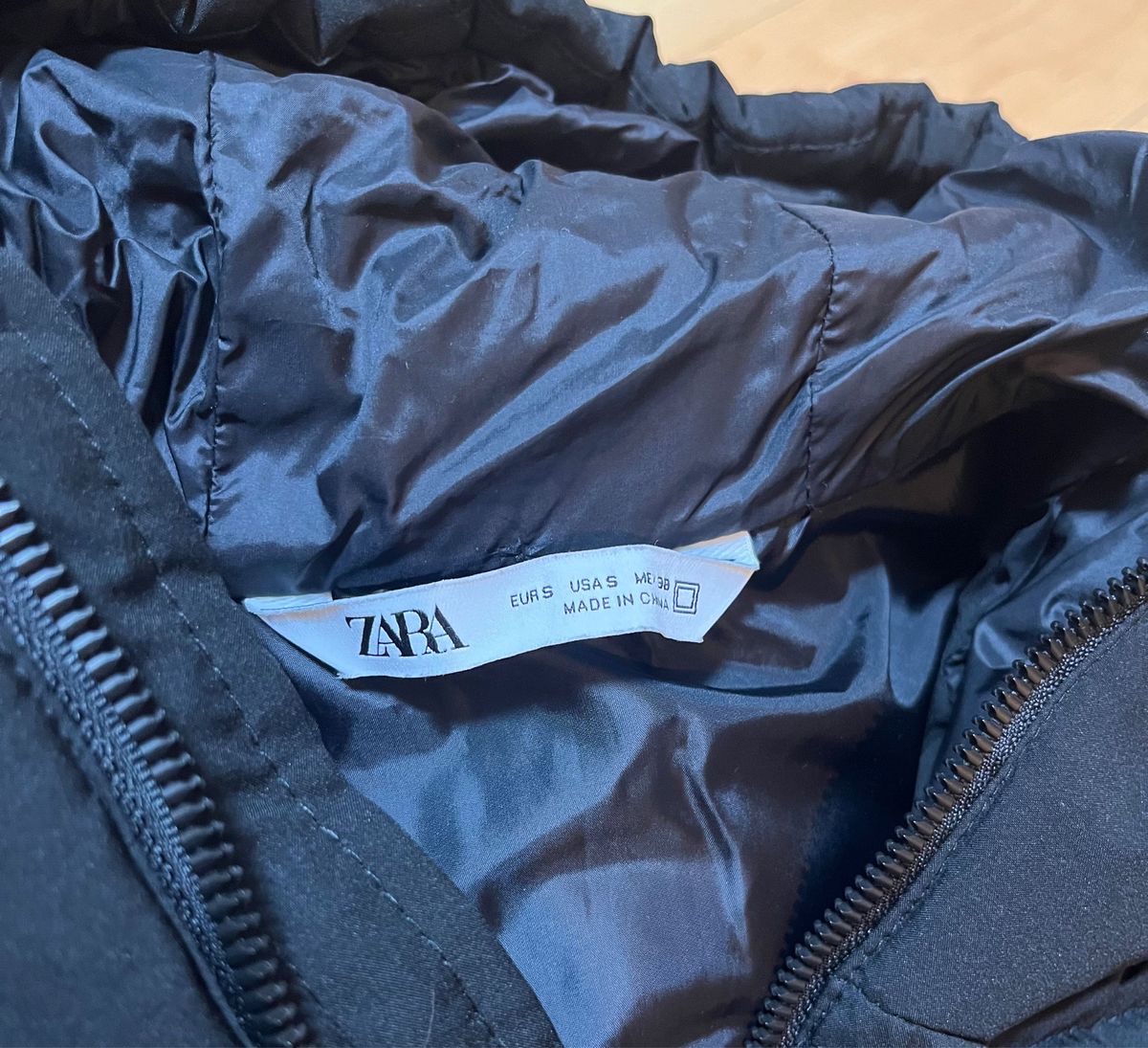 美品 ZARA メンズ ダウンベスト フードパフベスト Sサイズ 美品 ZARA メンズ ダウンベスト フードパフベスト Sサイズ