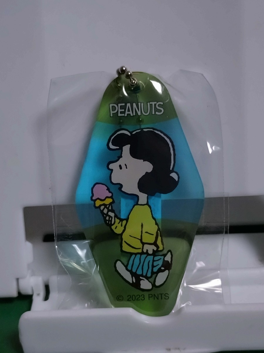 PEANUTS スヌーピー クリア キーチェーン ルーシー アイピーフォー ガチャポン ガチャガチャの画像2