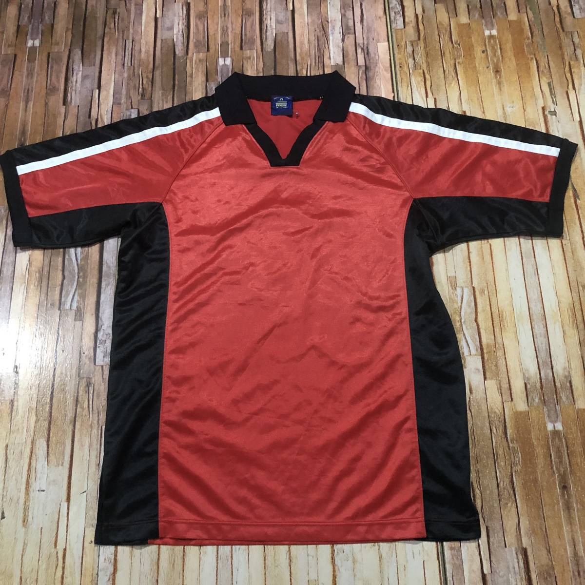 即決・クリックポスト発送・admiral・アドミラルの襟付きシャツ・Ｍ・赤×黒・サッカー、フットサルにの画像1