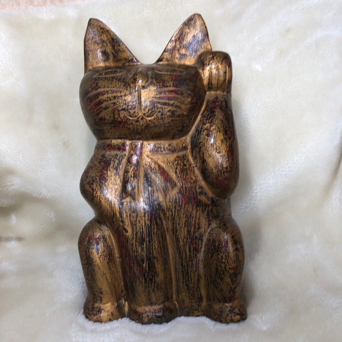 招き猫　招き幸運猫　一木彫り　全体はレッドゴールド。その上にランダムにゴールド色の被せ。明るい場所では輝き、福の神に。幸運を招く猫