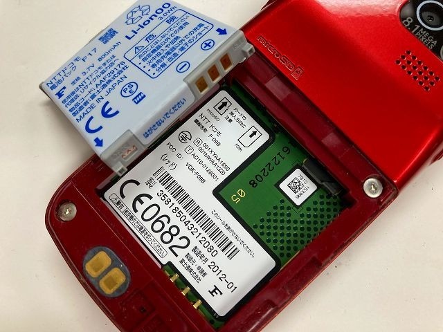 AE738 docomo F-09B レッド_画像3