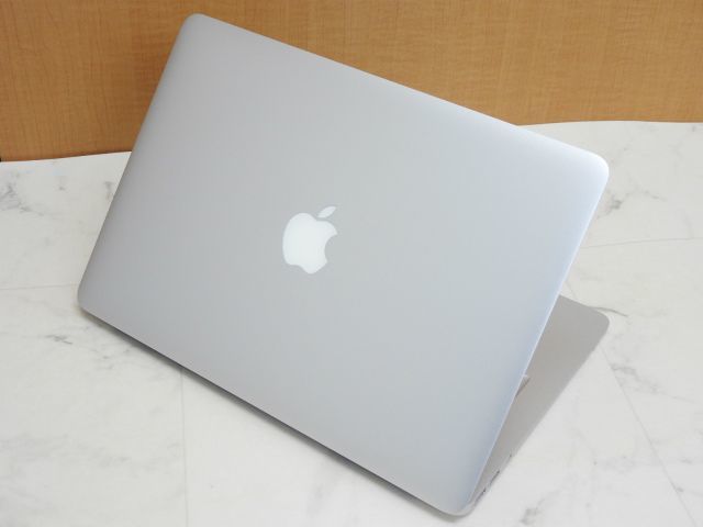 通電確認のみ Apple MacBook Air 13-inch Mid 2011 OSなし (Intel Core i5 1.7GHz/4GB/128GB) 本体/ACアダプタ ジャンク 現状渡し_画像2