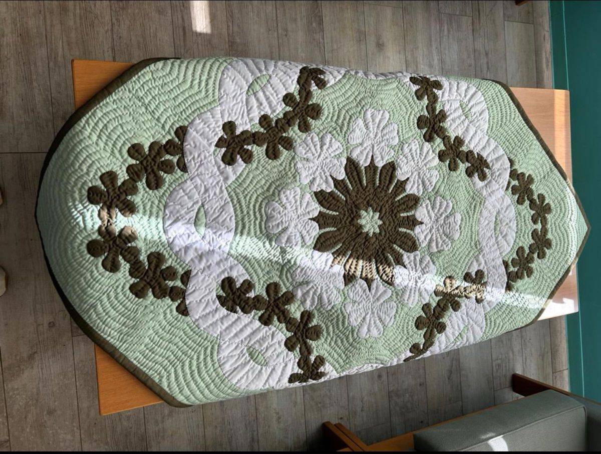 新品正規品ハワイアンキルトタペストリー105x105 伝統的なイリマレイ  セルドングリーン