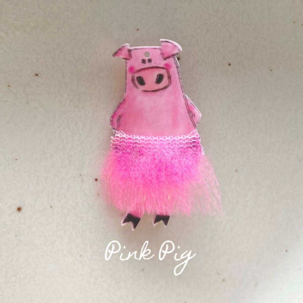 幸せのピンクの豚のブローチ　プレゼント　風水　ぶた　アクリル　オーナメント　ペンダントトップ