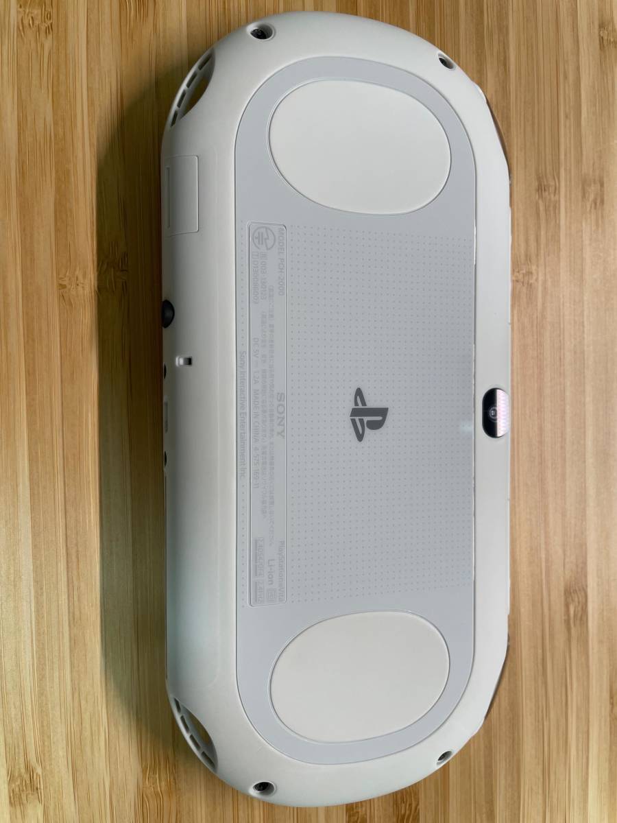 PlayStation Vita Wi-Fiモデル グレイシャー・ホワイト (PCH-2000ZA22) + PS Vita メモリーカード + ソフト2本