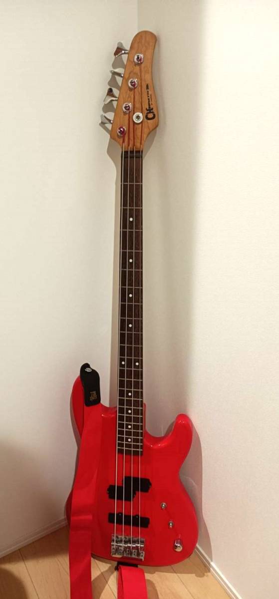 Charvette by CHARVEL エレキベース レッド　赤　美品 ストラップ　ソフトケース付き_画像1