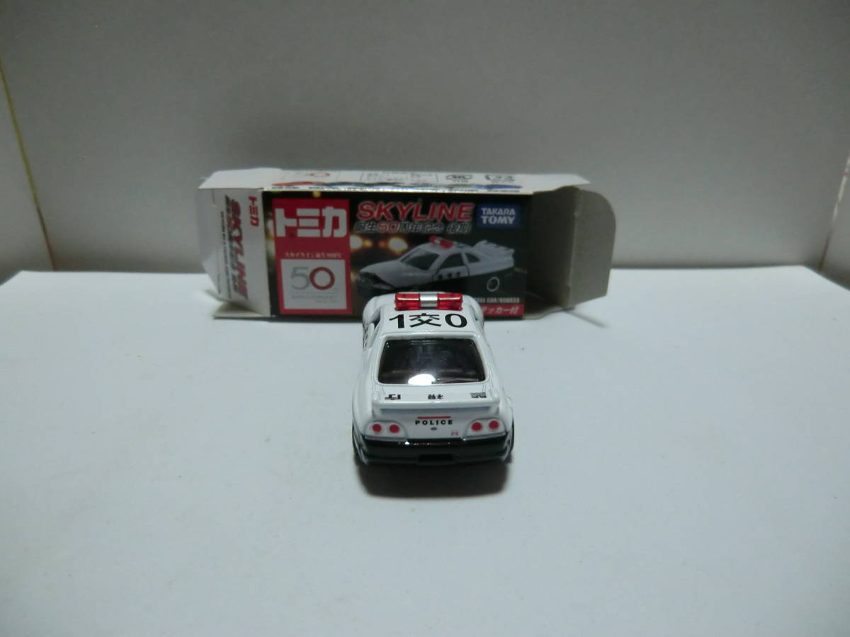 【tomica SKYLINE誕生50周年後期 記念ステッカー+サック箱付・現状品】 SKYLINE PATROLCAR/BCNR33 MADE IN CHINA製 白/黒色+1Kホイル装着品_画像6