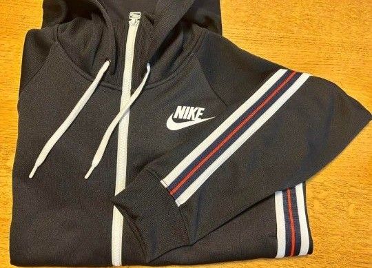 NIKE　ナイキ　レディース ジャージ　パーカー　ラインデザイン　トップス