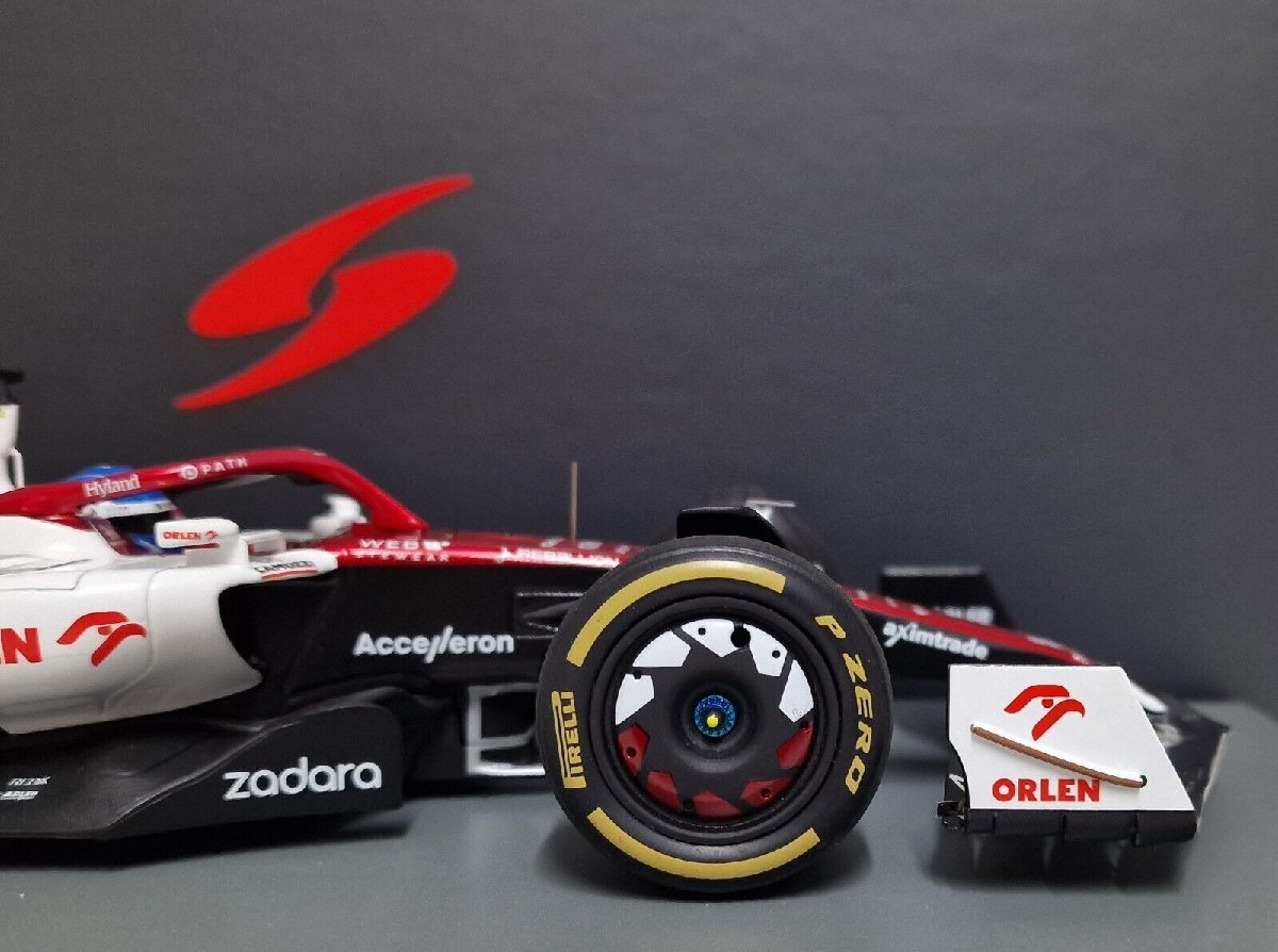 Spark 1/18 2022年アゼルバイジャンGP アルファロメオ 特別トリコローレカラー ALFA ROMEO - F1 C42 TEAM ORLEN RACING No.77_画像3