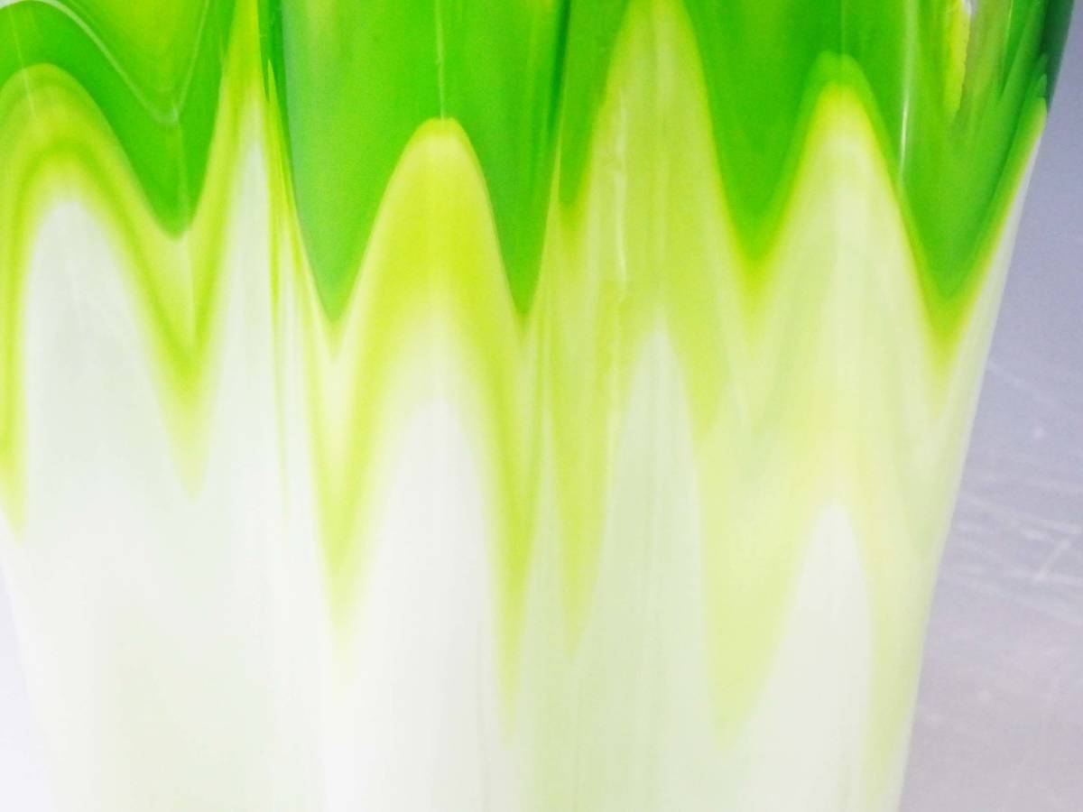 ◆(TD) 昭和レトロ 花瓶 ガラス製 高さ：約25cm 変形型 ウェーブ グリーン 緑 マーブル柄 花器 フラワーベース インテリア雑貨_画像8