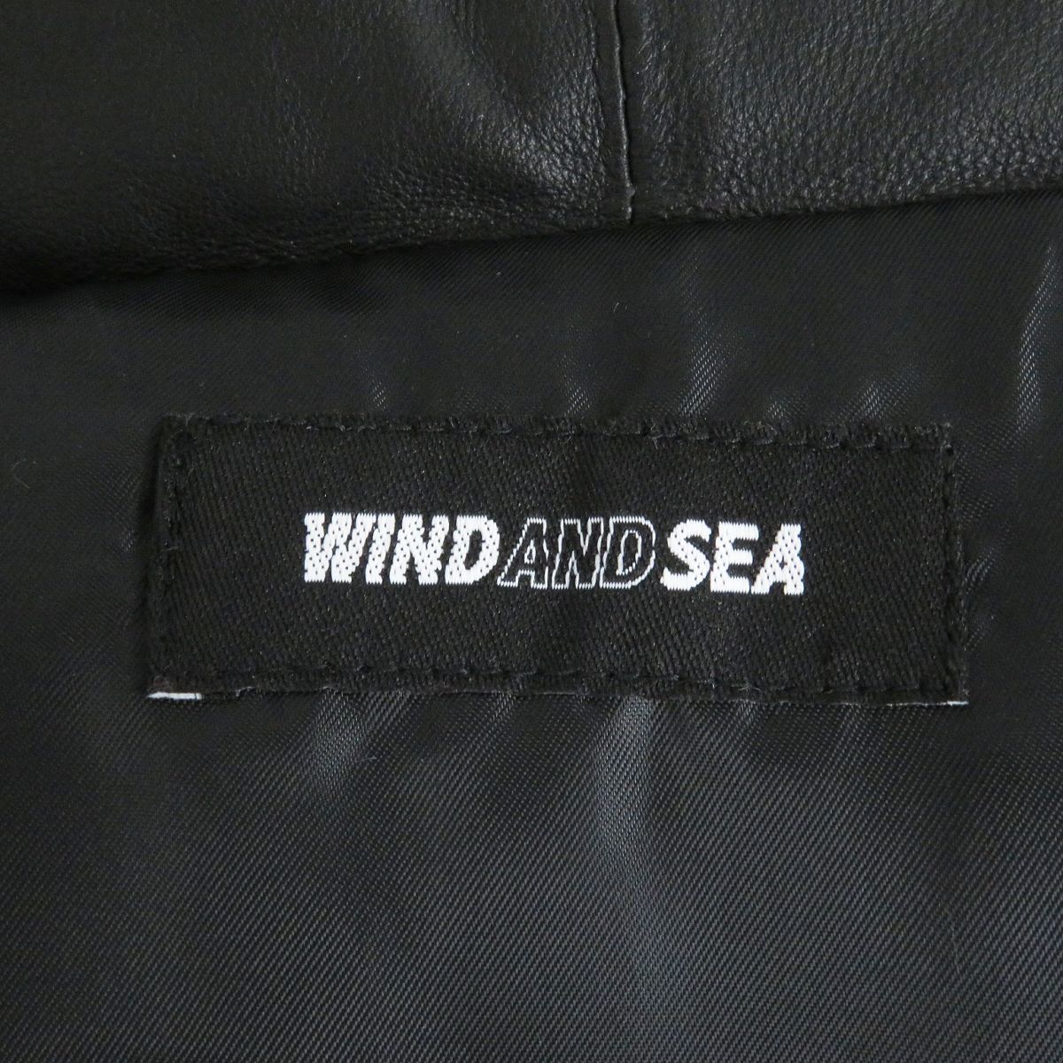 極美品□22AW WIND AND SEA/ウィンダンシー WDS-13TH-09 ロゴエンブロイダリー スタンドカラー ラムレザー ダウンジャケット 黒 M 正規品_画像7