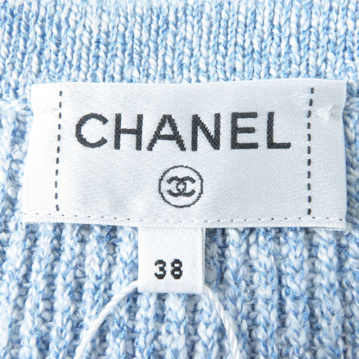 не использовался товар * сделано в Италии CHANEL Chanel 23P P74623 женский стразы оборудование орнамент лев кнопка имеется длинный рукав вязаный кардиган бледно-голубой 38 с биркой 