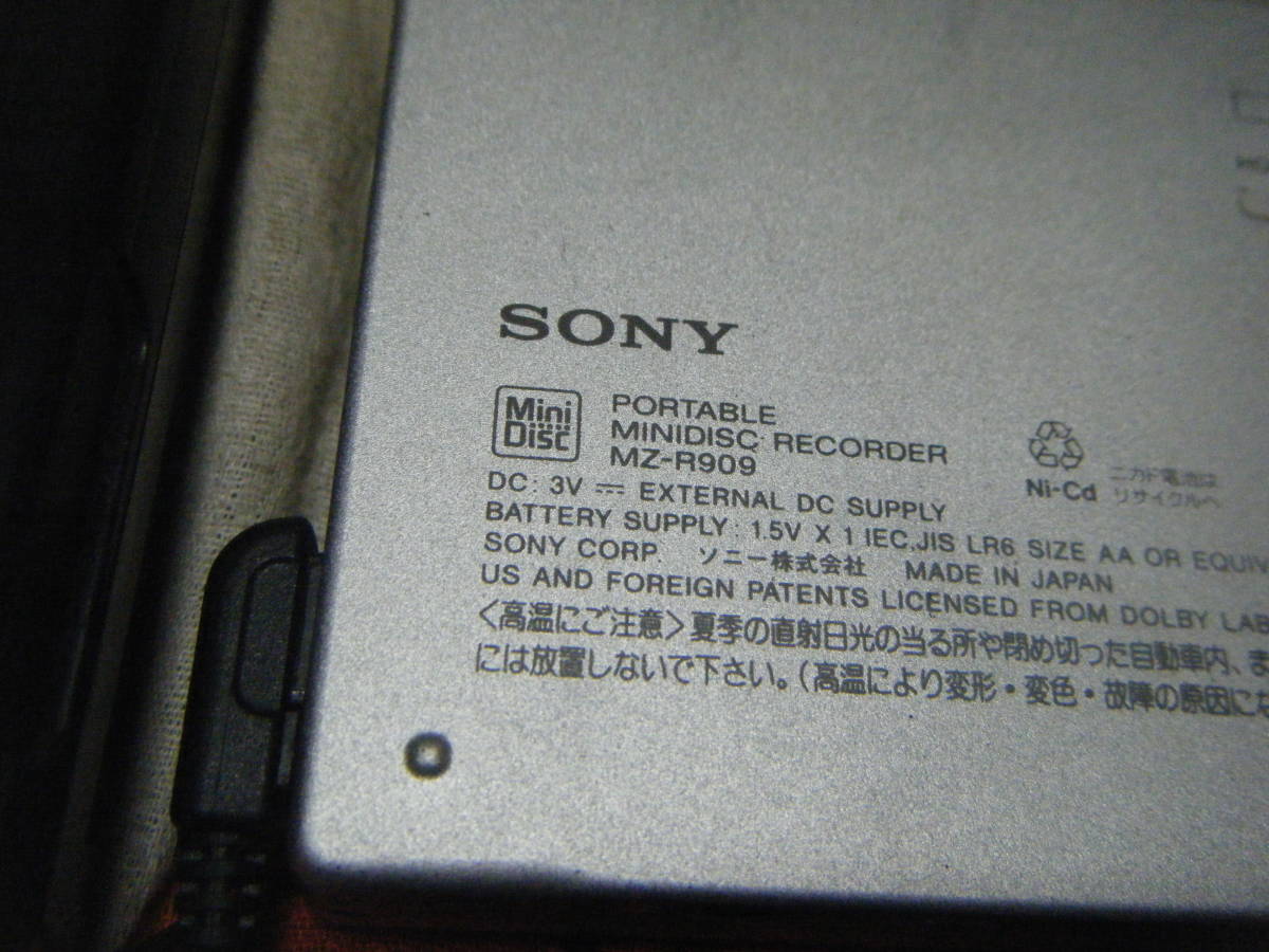 ●SONY MD WALKMAN ソニー ウォークマン レコーダー MZ-R909 シルバー ジャンク品 ●_画像4