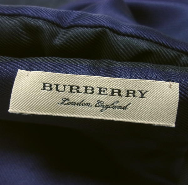 新品★送料無料★BURBERRY★バーバリー ロンドン★中綿入り シルクマフラー★ロゴ入★イタリア製★ブラック ネイビー★定価5.6万+税_画像4