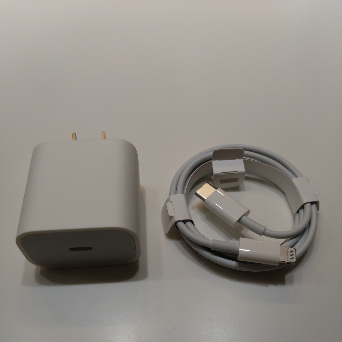 アップル Apple 純正品 USB-C 電源アダプタ A2305 20W ACアダプタ 充電器 USB-C - Lightning ケーブル ライトニングケーブル_画像1