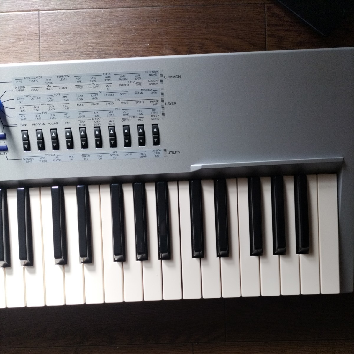 動作品　YAMAHA CS2X シンセサイザー キーボード　アダプター、ソフトケース付き_画像3