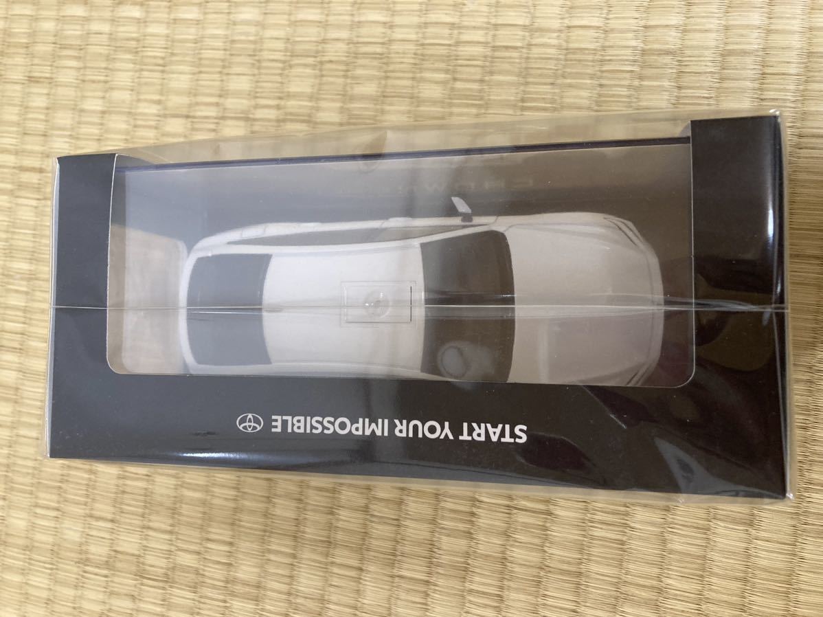 トヨタ 新型クラウンセダン ＦＣＥＶ カラーサンプルミニカー（1/30 スケール）プレシャスホワイトパール_画像3
