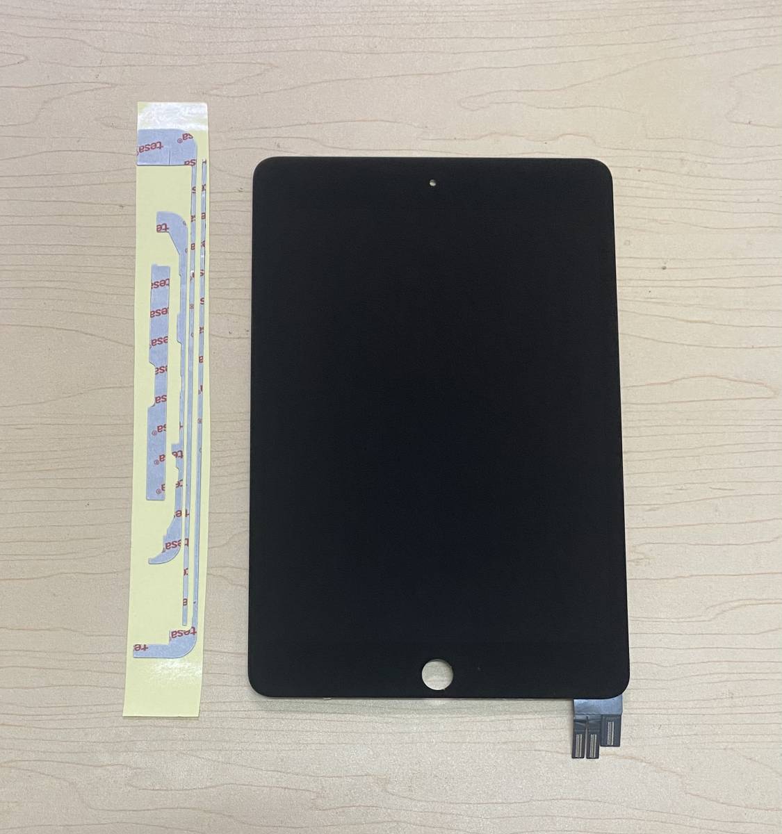 中古 純正品 iPad Mini 5 フロントパネル 画面 液晶 修理 交換 、画面 パネル 交換テープ 付き カラー 黒 ジャンク_画像2