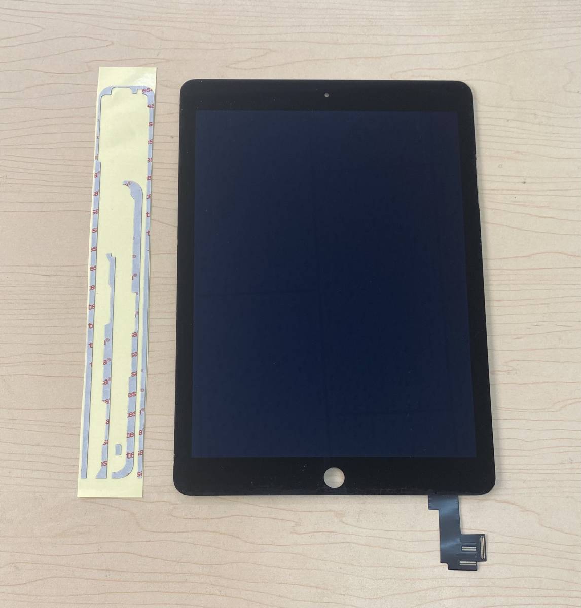 中古 純正品 iPad Air 2 フロントパネル 画面 液晶 修理 交換 、画面 パネル 交換テープ 付き カラー 黒 ジャンク_画像2