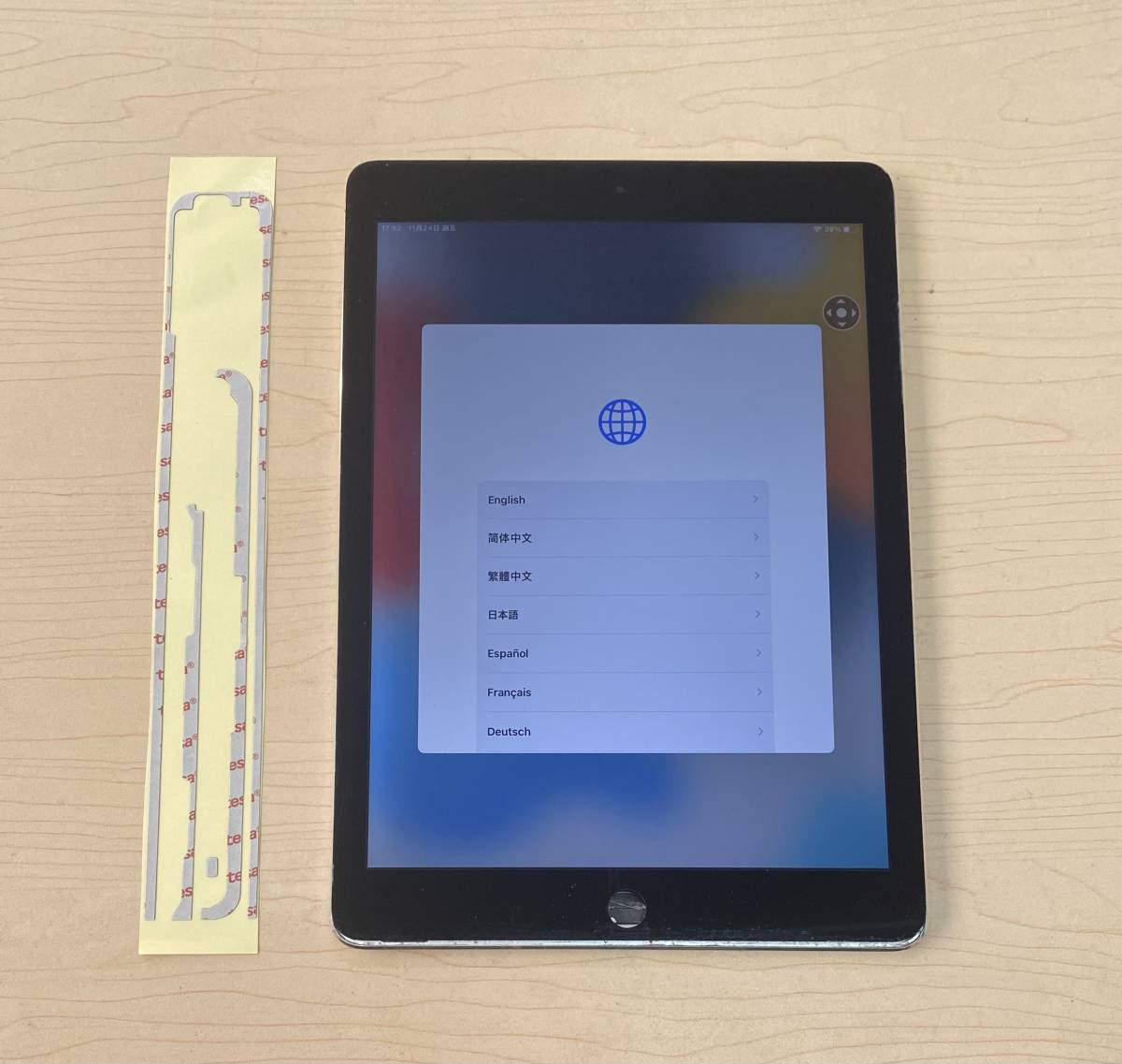 中古 純正品 iPad Air 2 フロントパネル 画面 液晶 修理 交換 、画面 パネル 交換テープ 付き カラー 黒 ジャンク_画像1
