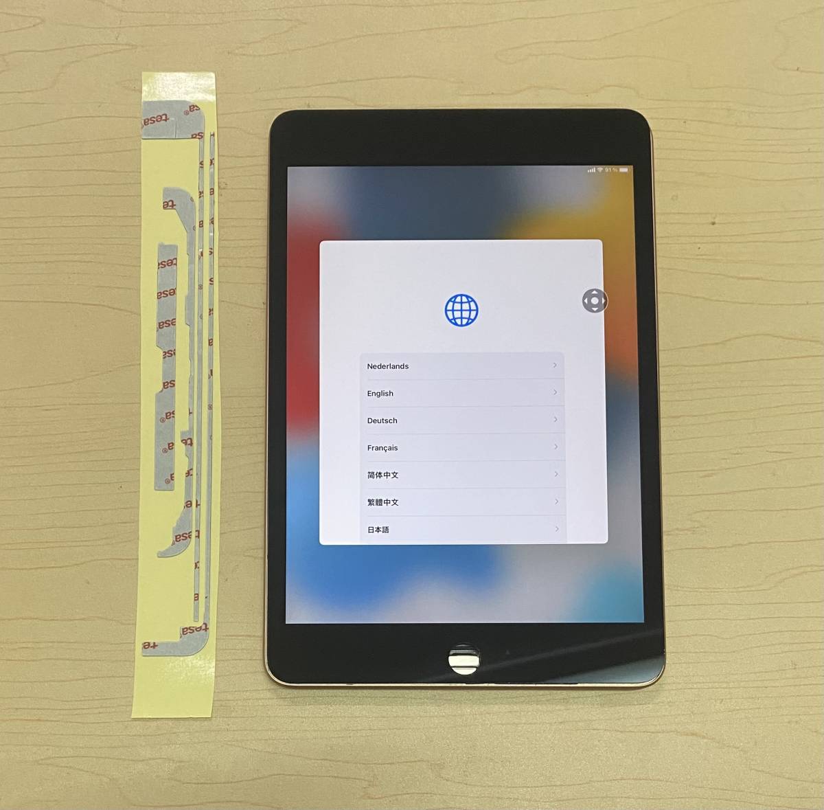 中古 純正品 iPad Mini 5 フロントパネル 画面 液晶 修理 交換 、画面 パネル 交換テープ 付き カラー 黒 ジャンク_画像1