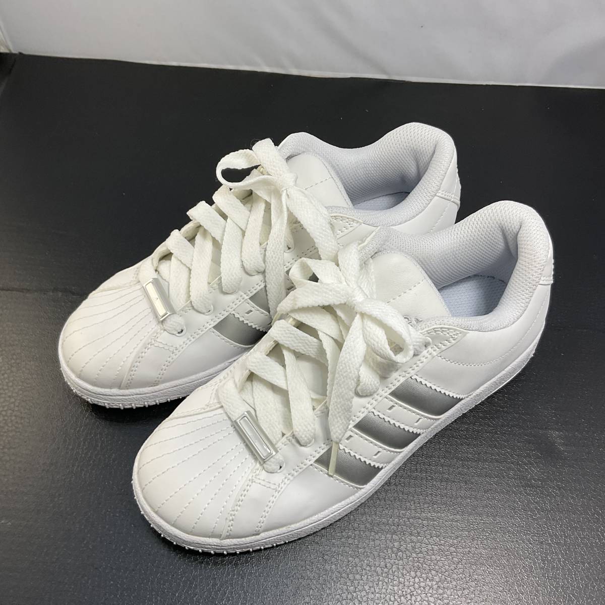 アディダス adidas ホワイトシルバーライン スニーカー インスパイア サイズ21.5㎝の画像3