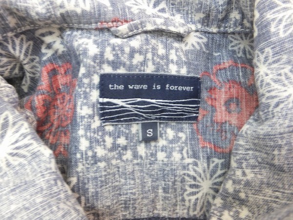 〈送料無料〉UNIQLO ユニクロ the wave is forever メンズ ワンポイント刺繍 麻綿 リバースプリント 半袖シャツ S 紺白赤_画像2