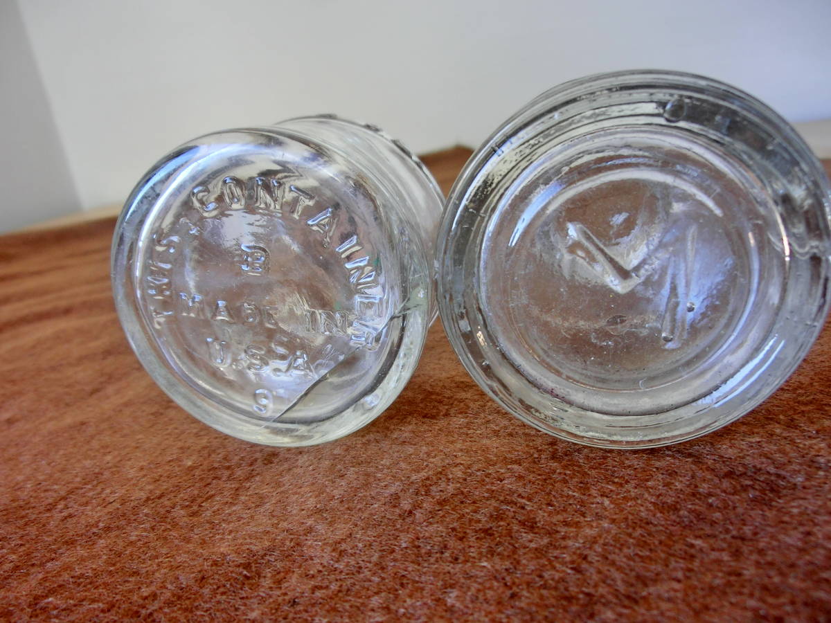 アメリカン雑貨（ビンテージ　アンティーク）（空瓶、ナンバープレート、ハンコ、他）_インク瓶（左）底部のヒビ