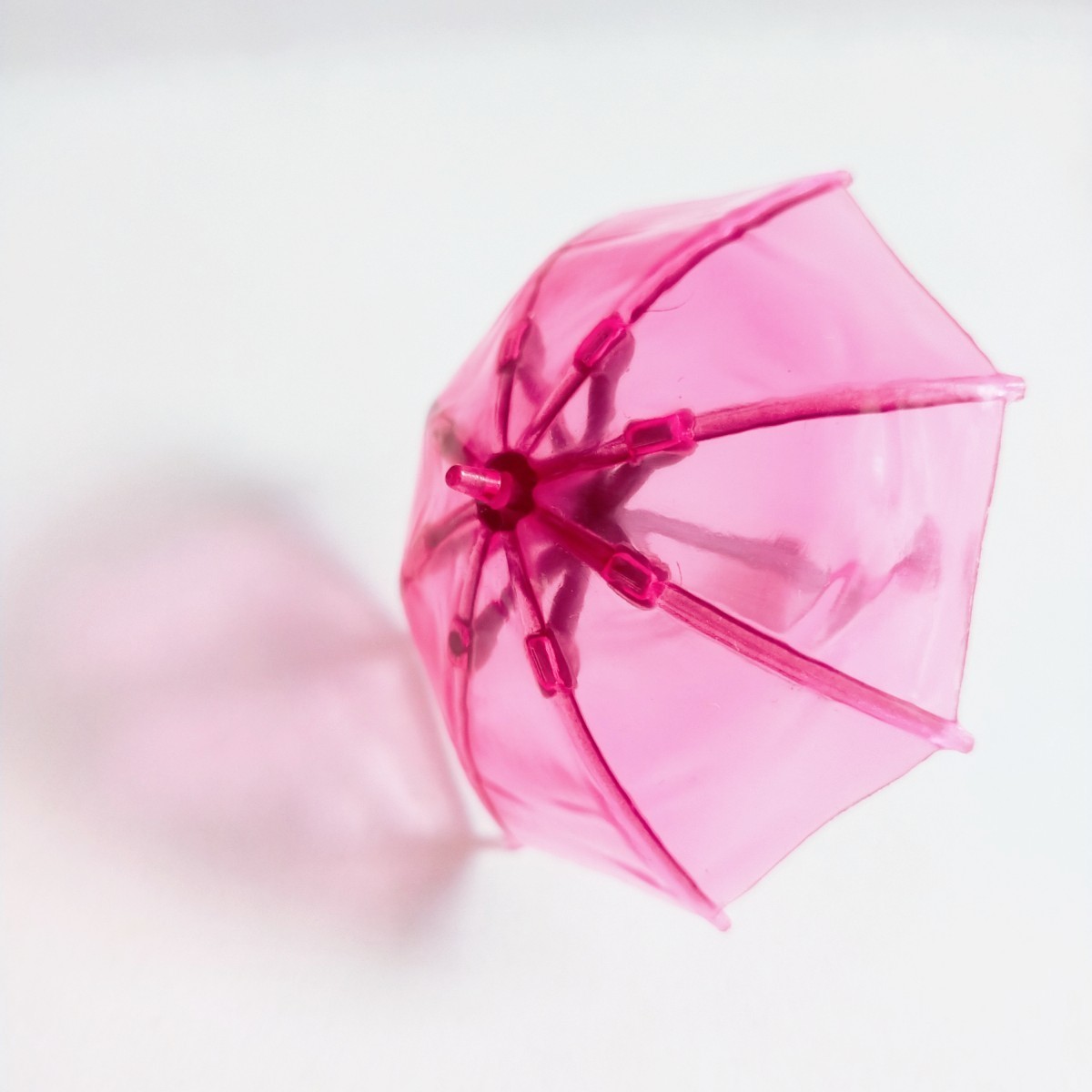 ミニチュア ちいさな雨傘 クリア ガチャ　ピンク ブルー イエロー ドールハウス 雨 梅雨 傘立て 閉じ傘 カプセルコレクション ビニール傘