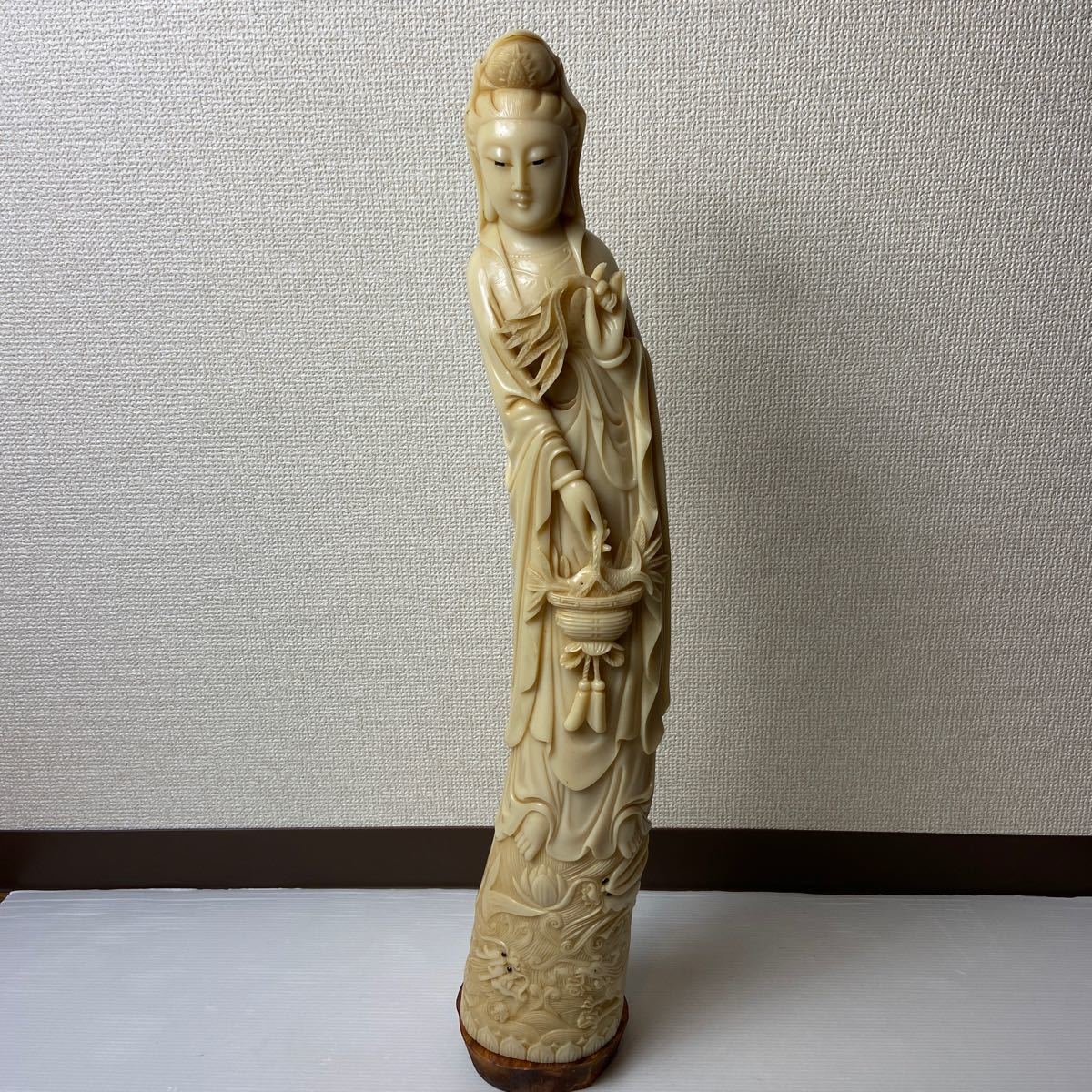 仏教美術 観音像 象牙風　高さ約60.5cm 置物 オブジェ 仏像 観音　在銘　骨董品　_画像1