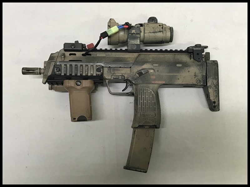 カメ) 東京マルイ MP7A1 電動ガン T型コネクタ Li-Poバッテリー付 自家塗装 難有 ジャンク_画像2