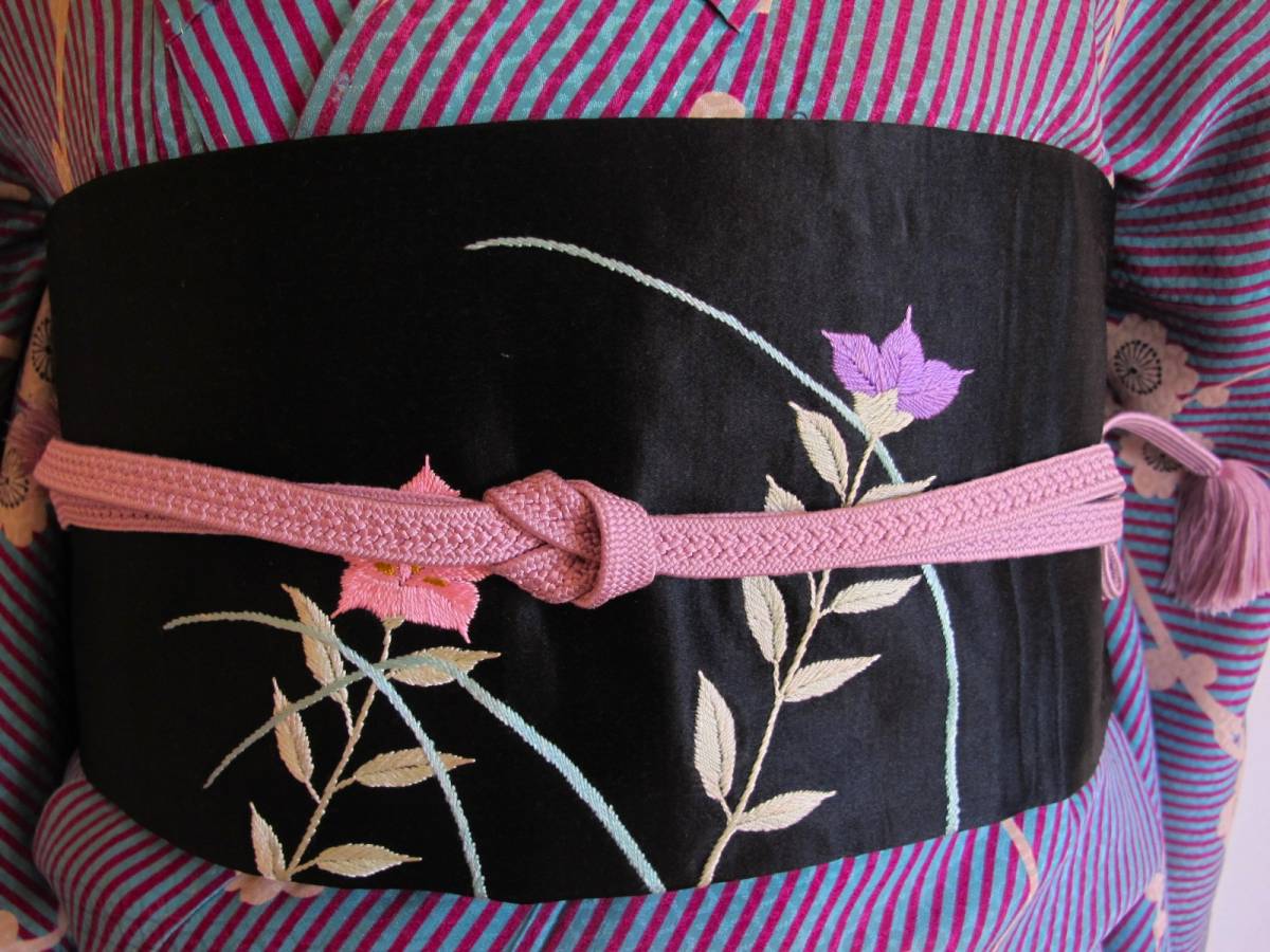 牡丹 桔梗 菊紅葉の花いかだ 総刺繍 アンティーク名古屋帯の画像2