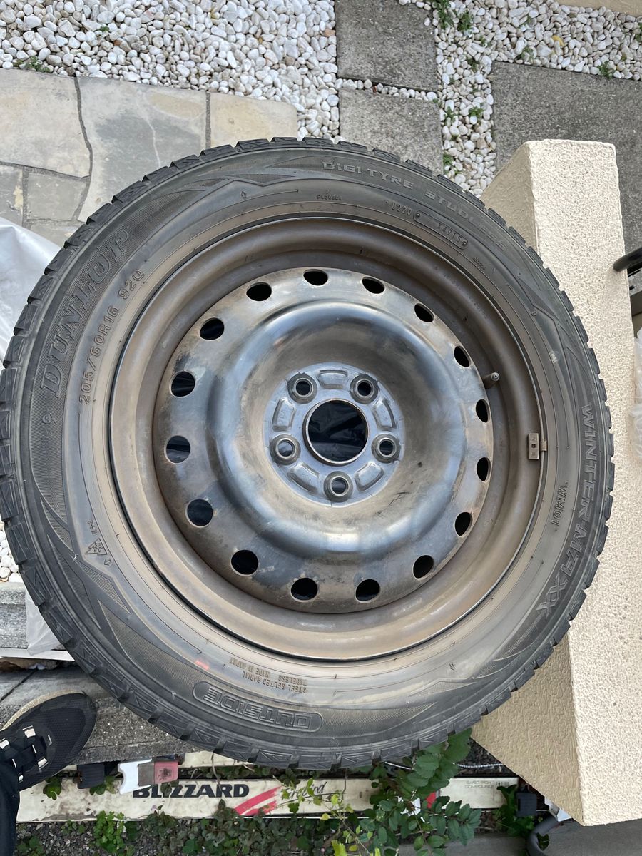 セール中 ホンダ スタッドレスタイヤ 205/60R16 ダンロップ 純正 セール中 ホンダ スタッドレスタイヤ 205/60R16 ダンロップ 純正