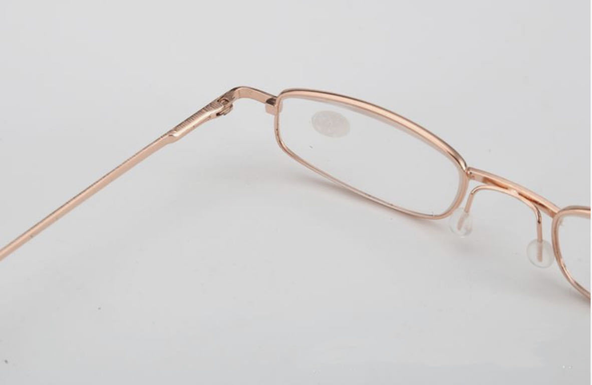 送料無料 ＋1.5 リーディンググラス ケース入り老眼鏡 シニアグラス 軽量　メガネ ポータブル 男女兼用