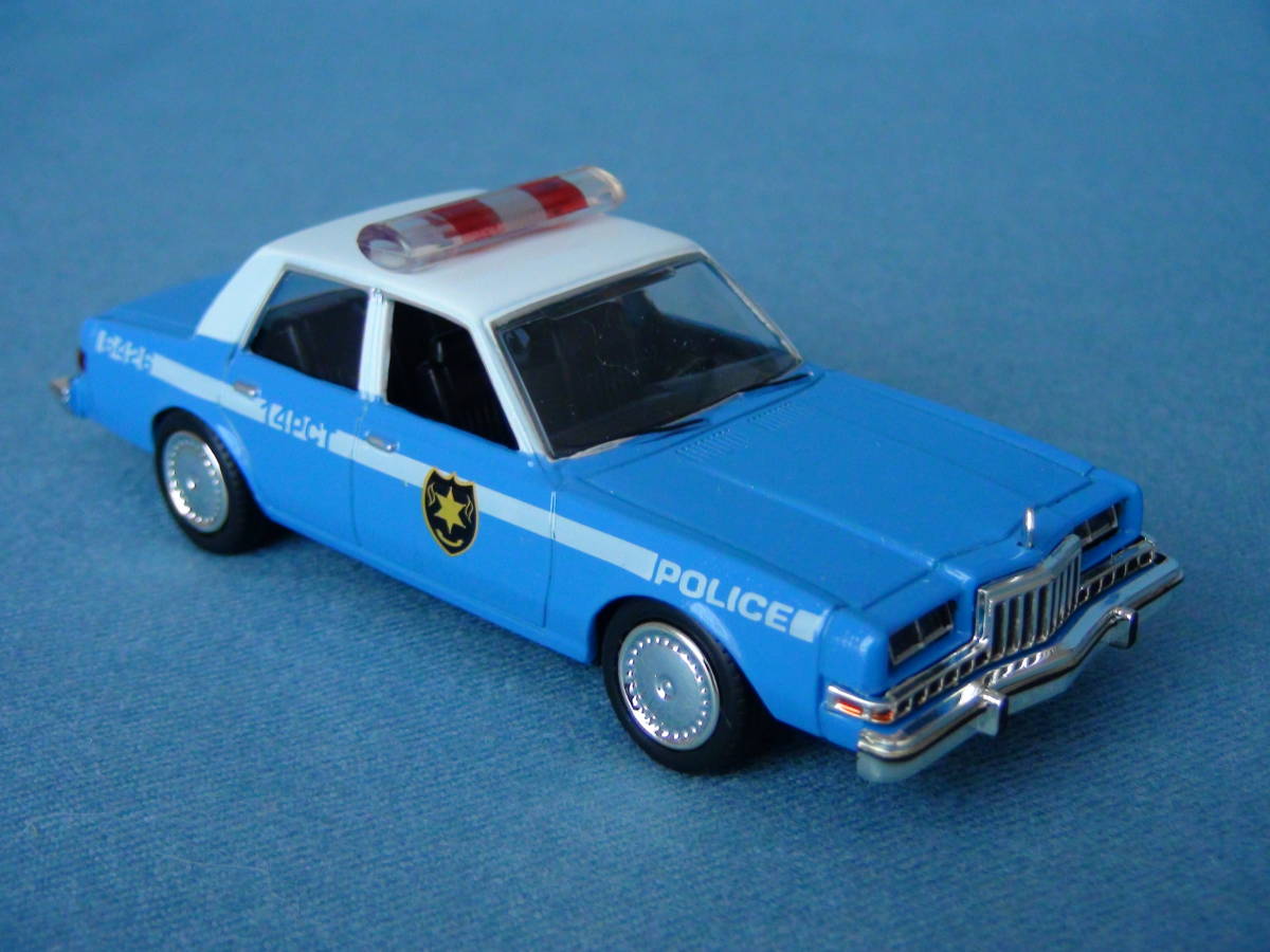 モーターマックス1/43限定品1983年型ダッジ・ディプロマ4ドアセダンNYPD/ニューヨーク市警風ポリスカー青/白ツートン_画像5