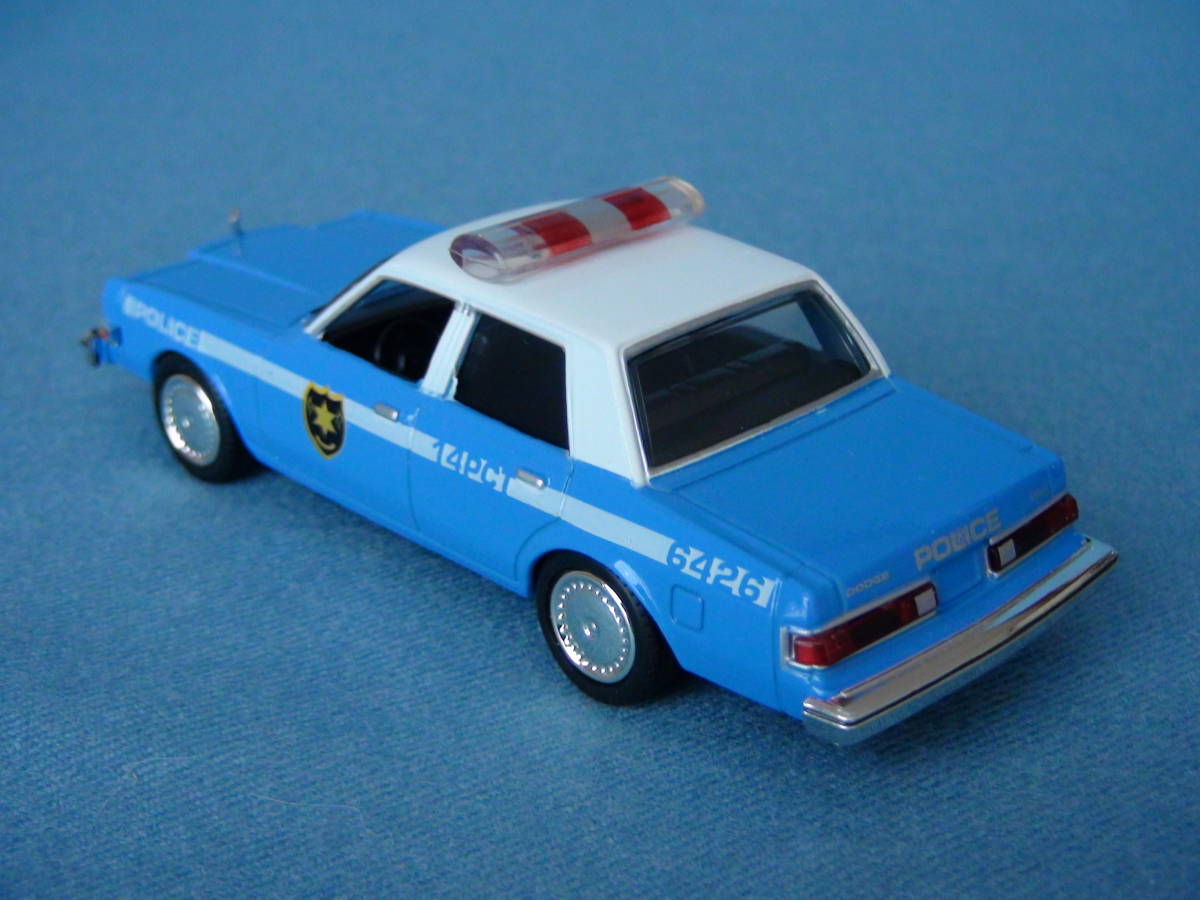 モーターマックス1/43限定品1983年型ダッジ・ディプロマ4ドアセダンNYPD/ニューヨーク市警風ポリスカー青/白ツートン_画像6