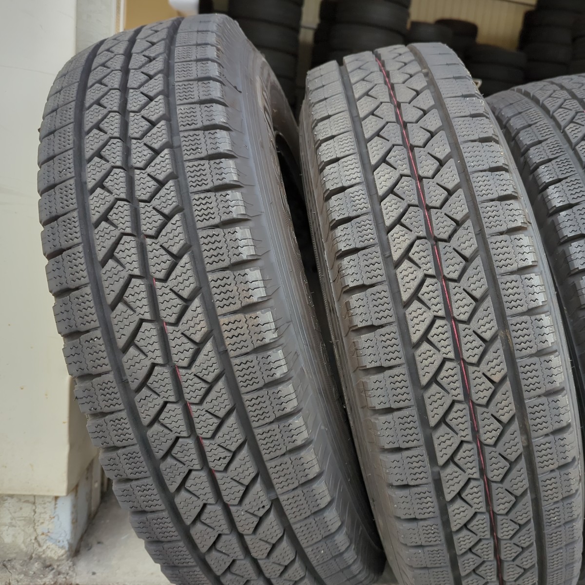 BLIZZAK195/80R15・8分山程度ハイエース純正ホイール付き4本セットスタッドレス_画像3