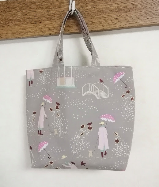 ハンドメイド〈お出かけのお供に〉ミニバッグ 　windy walk/ワンちゃんとお散歩 (28×22×8）※北欧ブランド*Tildaの生地を使用_画像1