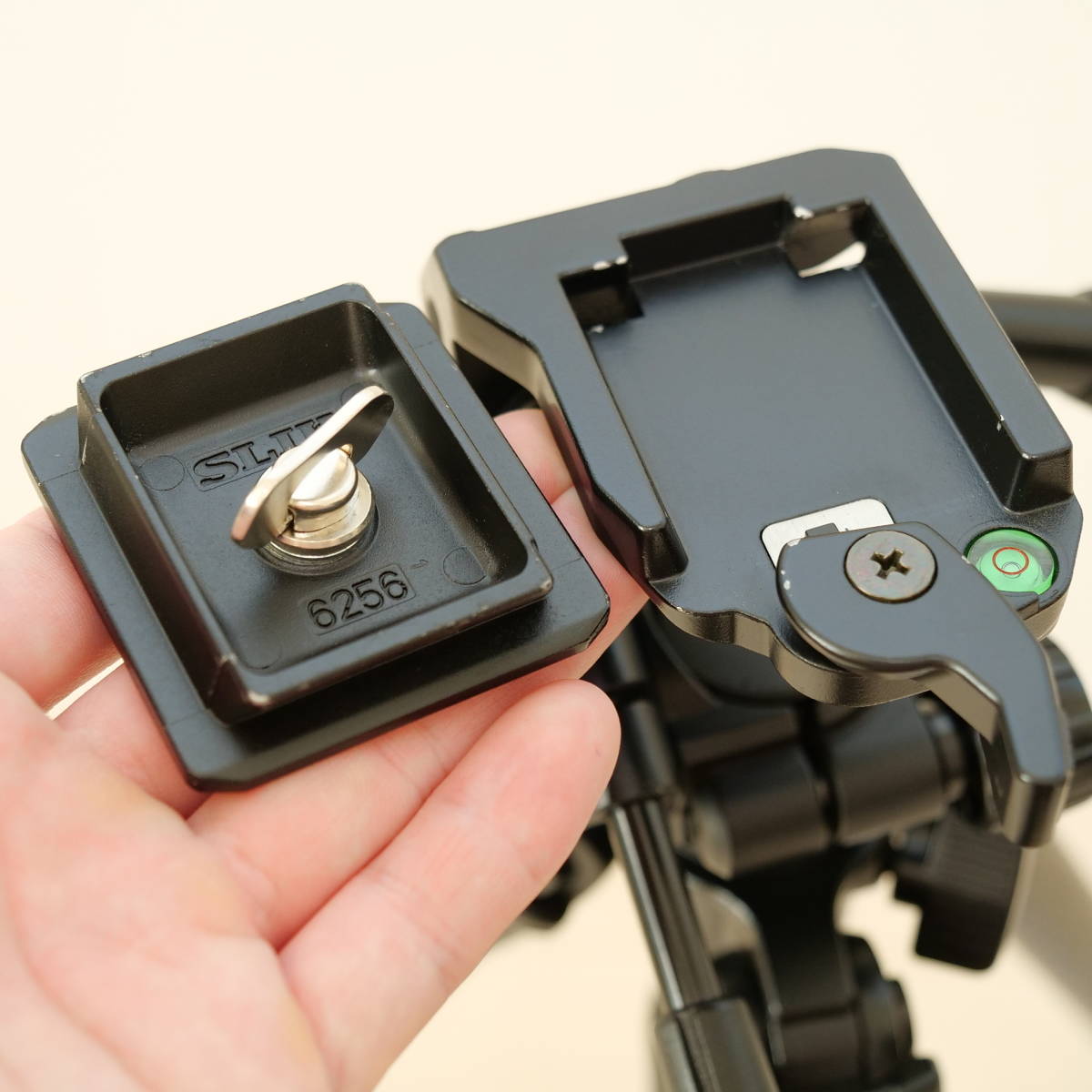 美品 SLIK 三脚 CARBON 723EX Ⅱ 雲台:SLIK SH-726E 送料無料 美品 SLIK 三脚 CARBON 723EX Ⅱ 雲台:SLIK SH-726E 送料無料