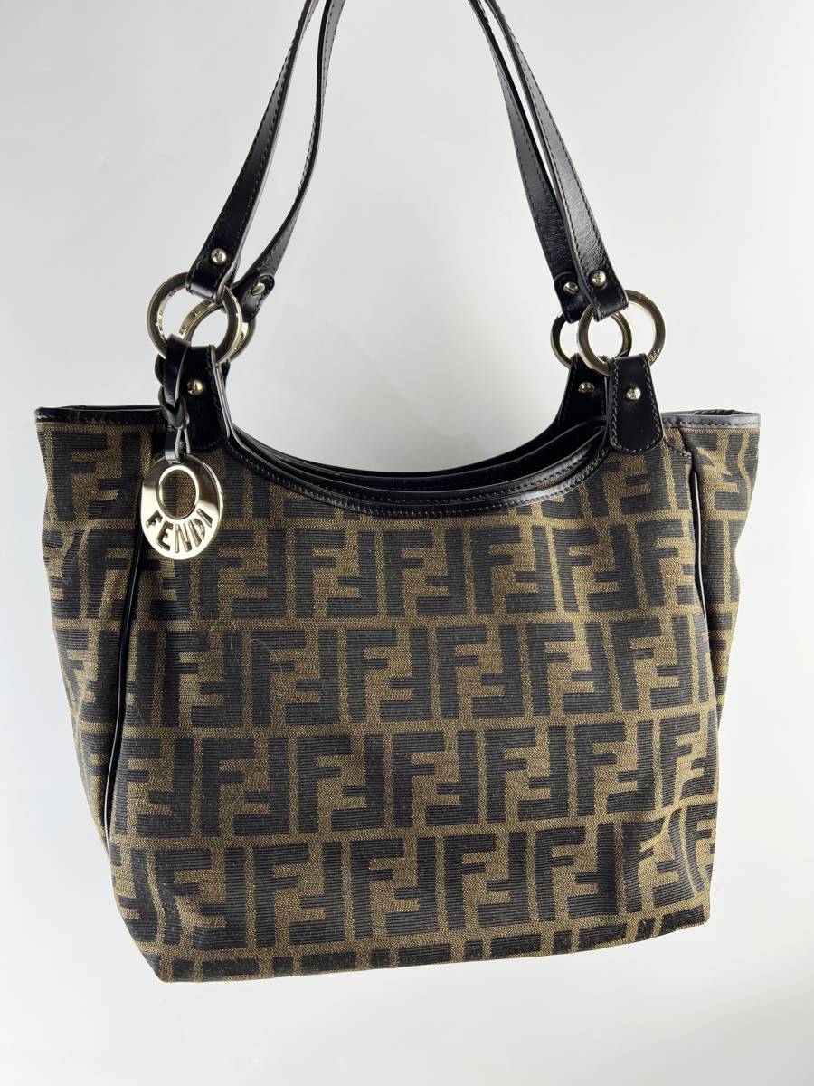 ほぼ未使用　美品　FENDI フェンディ ズッカ トートバッグ 2381 8BH156　JWU　098　総柄　鞄　レザー　ロゴ　プレート　_画像1