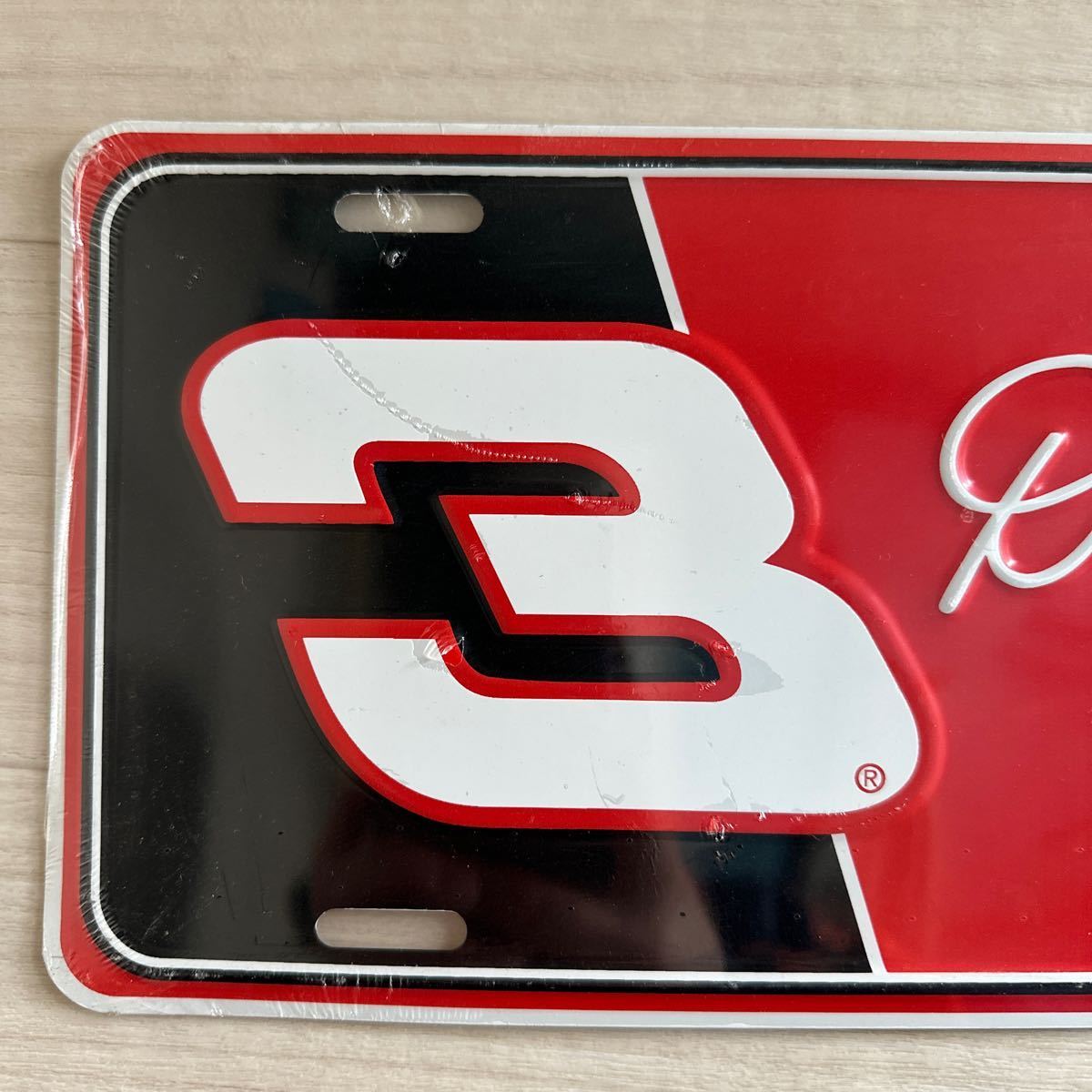 【A0164-23】 ◎未開封・中古品◎DALE EARNHARDT #3 NASCAR/ナスカー ナンバープレート（約30.5cmx15.5cm）_画像3