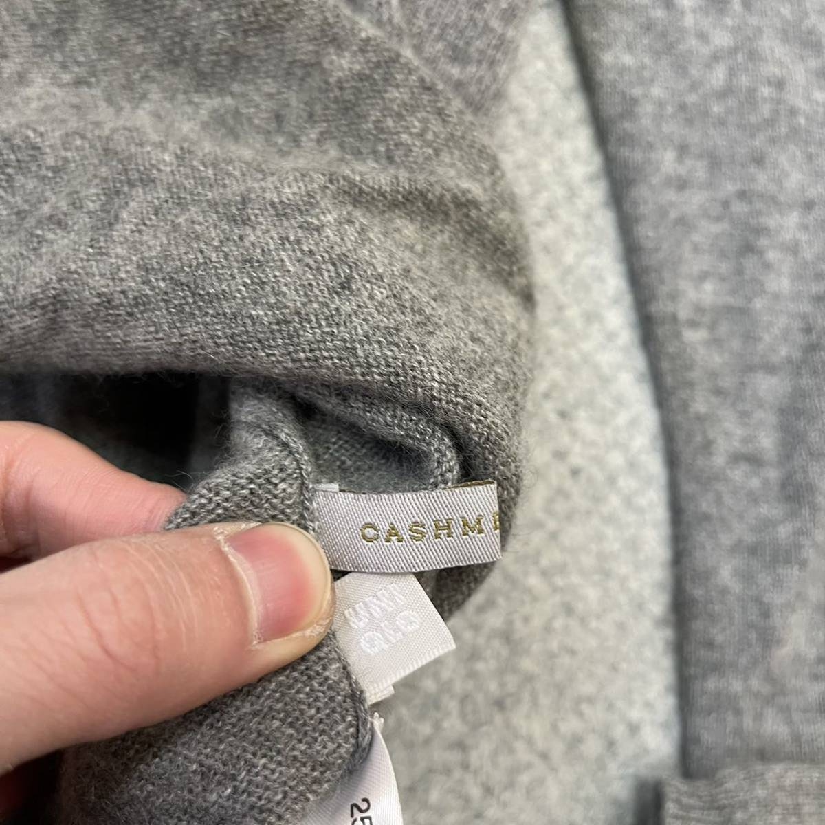 100円スタート♪ （14）UNIQLO ユニクロ　カシミヤ100% タートルネックセーター　サイズXL　カシミヤニット　グレー無地　cashmere_画像3