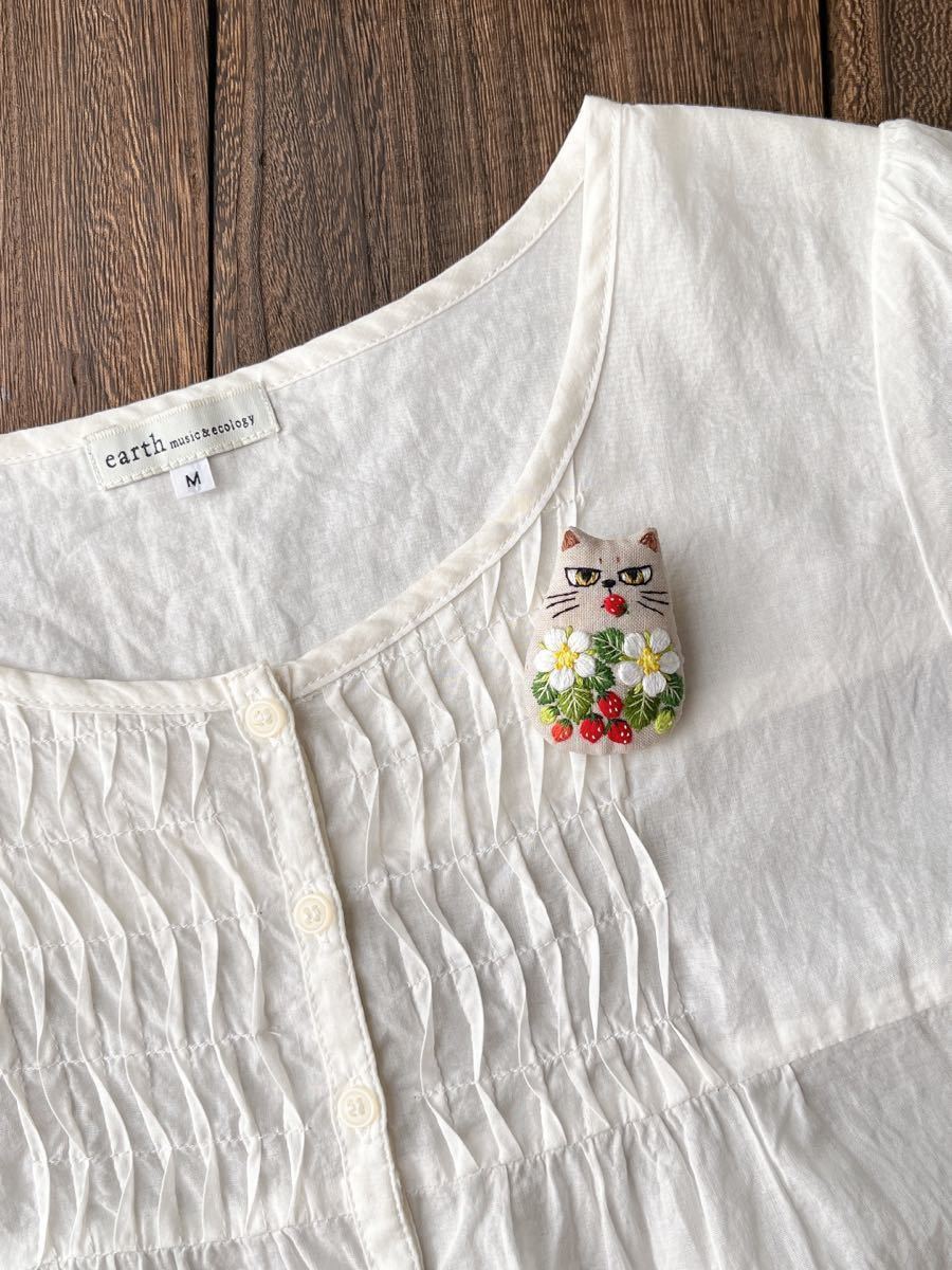 【苺ねこ】megu0582 ボタニカル刺繍　ブローチ・ペンダントトップ　バッグチャームにも　ハンドメイド　手刺繍　マスコット　猫ネコ_画像8